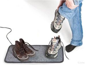 wet shoes as a cause of toenail fungus development